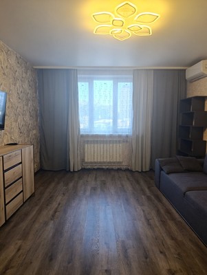 Продам трехкомнатную (3-комн.) квартиру, Тренева ул, 8, Симферополь г