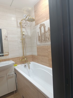Продам трехкомнатную (3-комн.) квартиру, Тренева ул, 8, Симферополь г