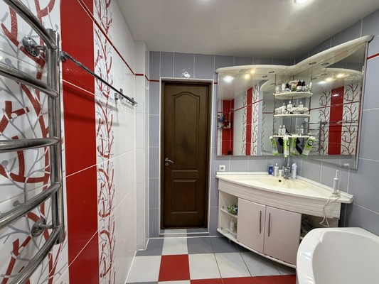 Продам трехкомнатную (3-комн.) квартиру, Широкая ул, 2, Казань г