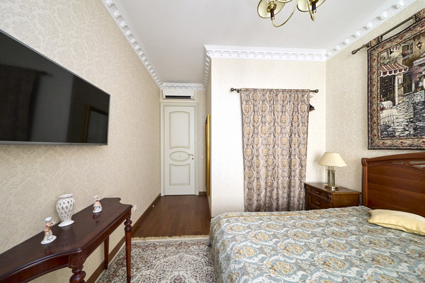 Продам трехкомнатную (3-комн.) квартиру, Пионерская ул, 16, Санкт-Петербург г