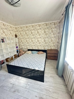 Продам трехкомнатную (3-комн.) квартиру, Октябрьская пл, 1, Таганрог г