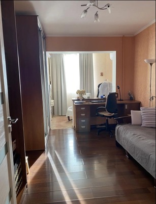 Продам трехкомнатную (3-комн.) квартиру, Маршала Жукова ул, 35, Симферополь г