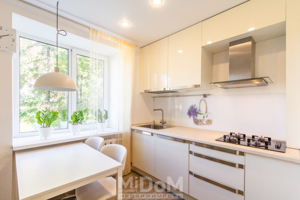 Продам трехкомнатную (3-комн.) квартиру, Бутлерова ул, 32, Санкт-Петербург г
