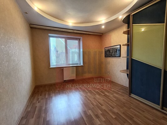Продам трехкомнатную (3-комн.) квартиру, Брусничная ул, 11, Калининград г