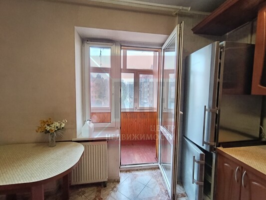 Продам трехкомнатную (3-комн.) квартиру, Брусничная ул, 11, Калининград г
