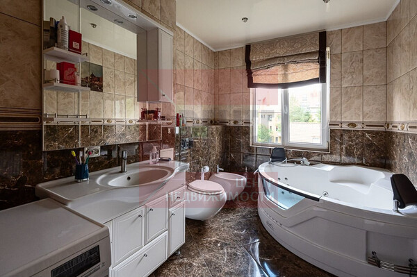 Продам многокомнатную квартиру, Коммунальная ул, 32, Калининград г