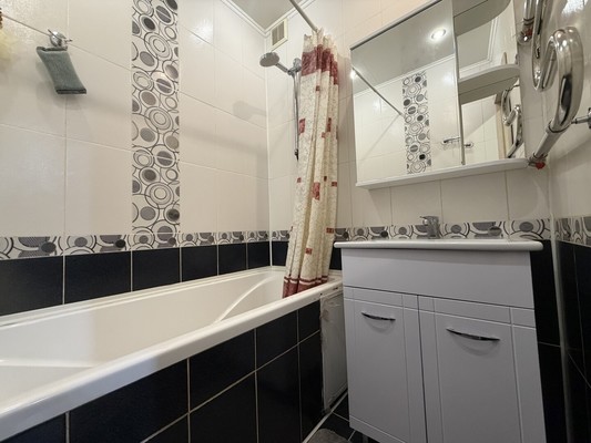 Продам трехкомнатную (3-комн.) квартиру, Романа Брянского ул, 15к1, Брянск г