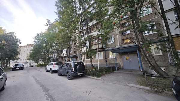 Продам двухкомнатную (2-комн.) квартиру, Полярный Круг ул, 2, Мурманск г