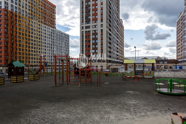 Продам однокомнатную (1-комн.) квартиру, Эйнштейна б-р, 5, Новоивановское рп