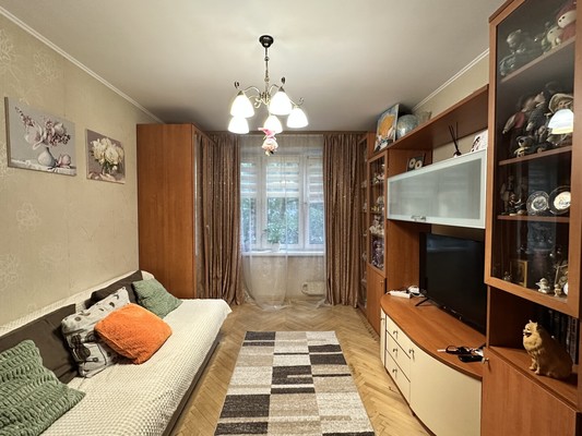 Продам трехкомнатную (3-комн.) квартиру, Лескова ул, 10кА, Москва г