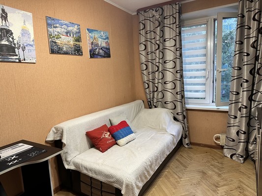 Продам трехкомнатную (3-комн.) квартиру, Лескова ул, 10кА, Москва г