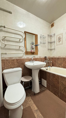 Продам трехкомнатную (3-комн.) квартиру, Ватутина ул, 19кА, Нальчик г