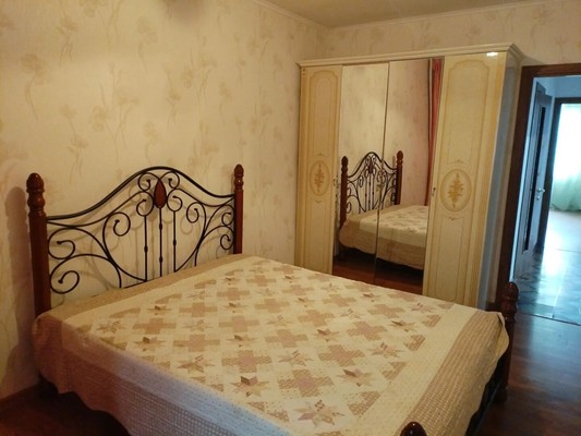 Сдам трехкомнатную (3-комн.) квартиру, Болотова ул, 12к4, Алексин г