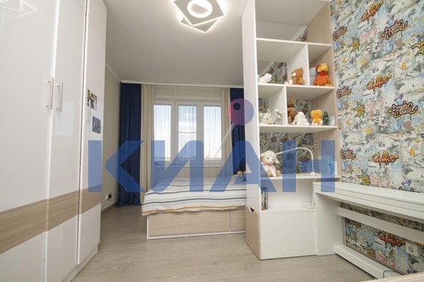 Продам трехкомнатную (3-комн.) квартиру, Лесников ул, 23, Красноярск г
