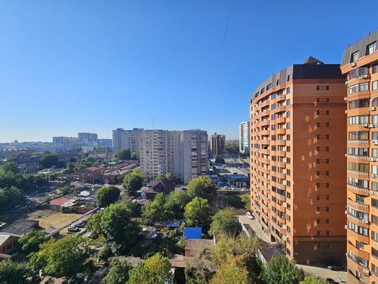 Продам трехкомнатную (3-комн.) квартиру, Комсомольская ул, 8, Краснодар г
