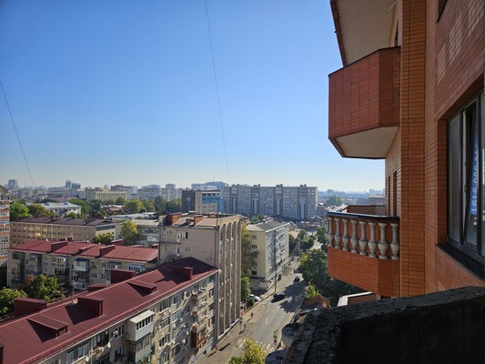Продам трехкомнатную (3-комн.) квартиру, Комсомольская ул, 8, Краснодар г