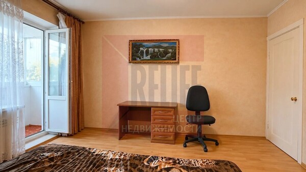 Продам трехкомнатную (3-комн.) квартиру, Интернациональная ул, 52, Калининград г