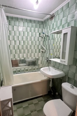Продам двухкомнатную (2-комн.) квартиру, Ленина пр-кт, 24, Новороссийск г