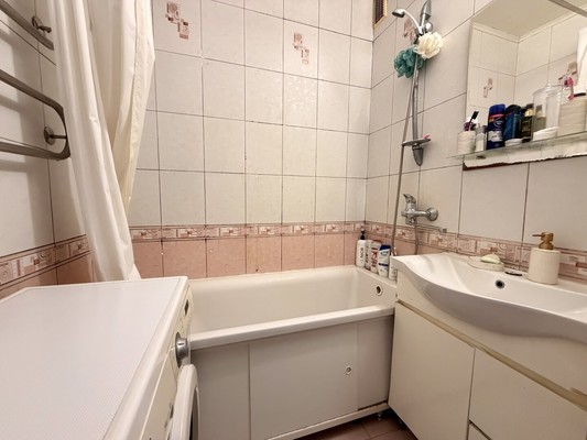 Продам трехкомнатную (3-комн.) квартиру, Марка Донского ул, 20, Симферополь г