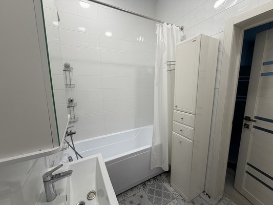 Продам двухкомнатную (2-комн.) квартиру, Строителей ул, 111, Ханты-Мансийск г