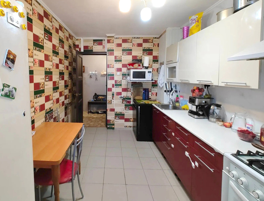 Продам трехкомнатную (3-комн.) квартиру, Аэрофлотская ул, 16, Симферополь г