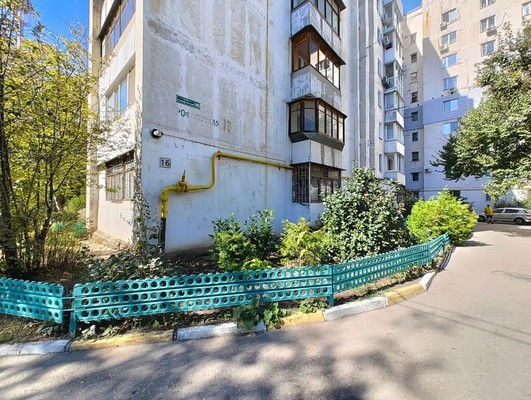Продам трехкомнатную (3-комн.) квартиру, Аэрофлотская ул, 16, Симферополь г