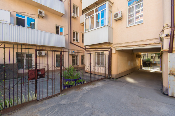 Продам трехкомнатную (3-комн.) квартиру, Чехова пр-кт, 42-44/127, Ростов-на-Дону г