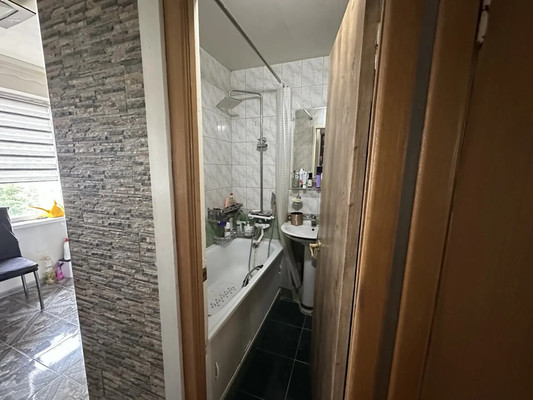 Продам трехкомнатную (3-комн.) квартиру, Железнодорожная ул, 81, Кропоткин г