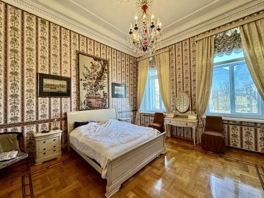 Продам многокомнатную квартиру, 4-я В.О. линия, 5, Санкт-Петербург г