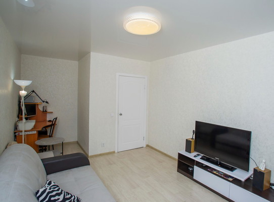 Продам трехкомнатную (3-комн.) квартиру, Парашютная ул, 7ка, Пермь г