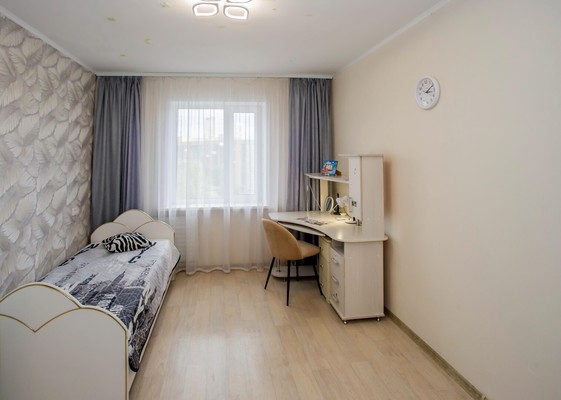 Продам трехкомнатную (3-комн.) квартиру, Парашютная ул, 7ка, Пермь г