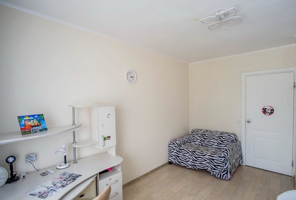 Продам трехкомнатную (3-комн.) квартиру, Парашютная ул, 7ка, Пермь г