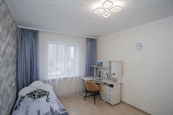 Продам трехкомнатную (3-комн.) квартиру, Парашютная ул, 7ка, Пермь г