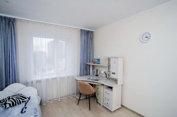 Продам трехкомнатную (3-комн.) квартиру, Парашютная ул, 7ка, Пермь г