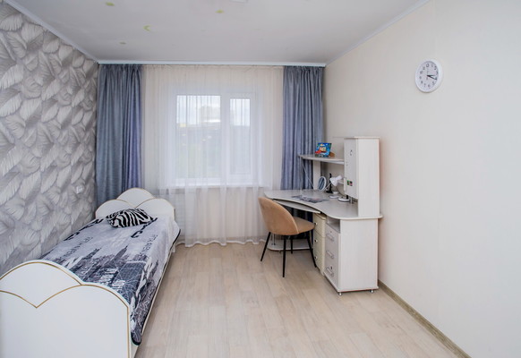 Продам трехкомнатную (3-комн.) квартиру, Парашютная ул, 7ка, Пермь г
