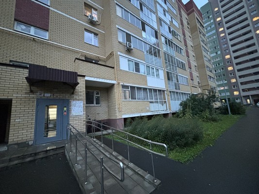 Продам двухкомнатную (2-комн.) квартиру, Хади Такташа ул, 123б, Казань г