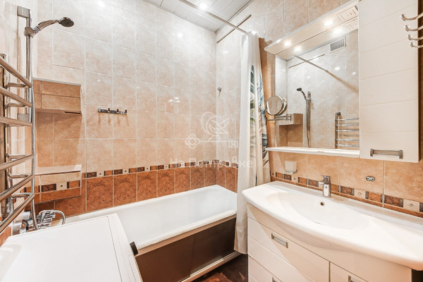Продам трехкомнатную (3-комн.) квартиру, Энтузиастов ш, 52, Москва г