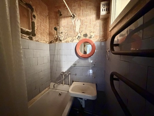 Продам трехкомнатную (3-комн.) квартиру, Осоавиахима пер, 3В, Брянск г
