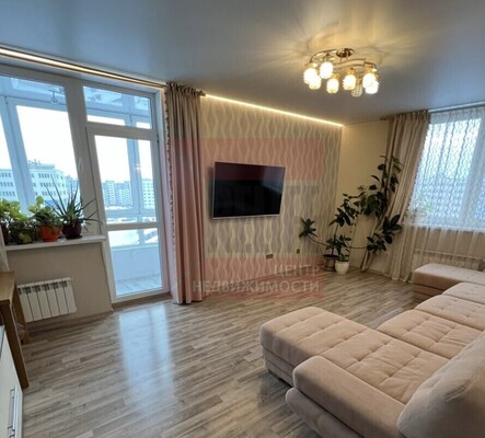 Продам трехкомнатную (3-комн.) квартиру, Таврическая ул, 1, Калининград г