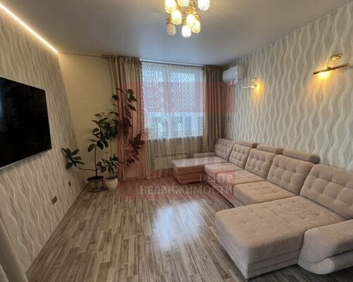 Продам трехкомнатную (3-комн.) квартиру, Таврическая ул, 1, Калининград г