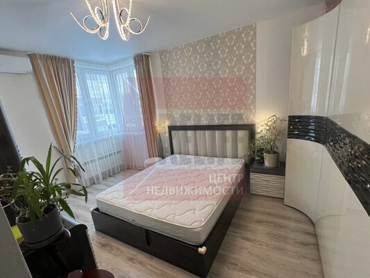 Продам трехкомнатную (3-комн.) квартиру, Таврическая ул, 1, Калининград г