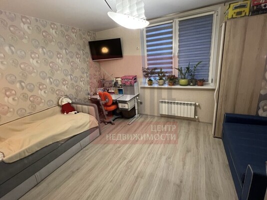 Продам трехкомнатную (3-комн.) квартиру, Таврическая ул, 1, Калининград г