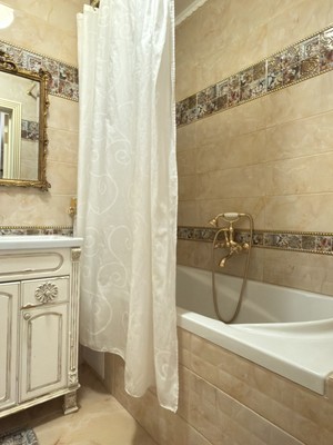 Продам трехкомнатную (3-комн.) квартиру, Ростовская ул, 18, Симферополь г