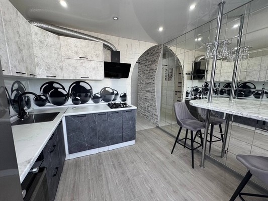 Продам трехкомнатную (3-комн.) квартиру, Гамарника ул, 35, Комсомольск-на-Амуре г