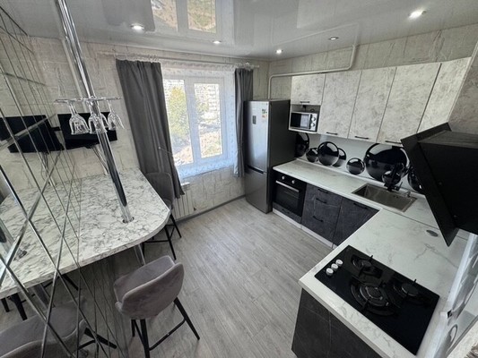 Продам трехкомнатную (3-комн.) квартиру, Гамарника ул, 35, Комсомольск-на-Амуре г