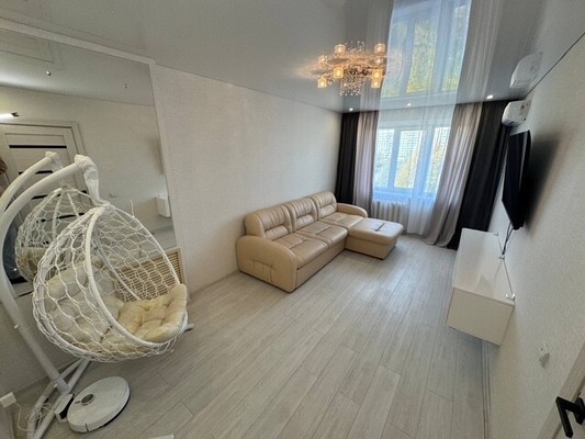 Продам трехкомнатную (3-комн.) квартиру, Гамарника ул, 35, Комсомольск-на-Амуре г