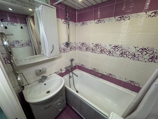 Продам трехкомнатную (3-комн.) квартиру, Гамарника ул, 35, Комсомольск-на-Амуре г