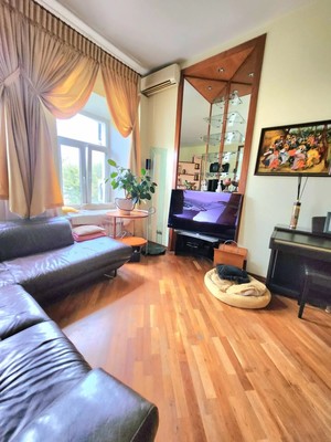 Продам трехкомнатную (3-комн.) квартиру, Покровский б-р, 4к17, Москва г