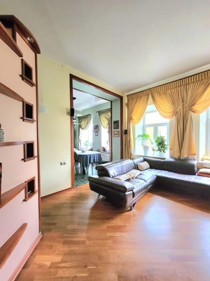 Продам трехкомнатную (3-комн.) квартиру, Покровский б-р, 4к17, Москва г