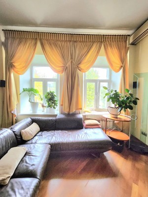 Продам трехкомнатную (3-комн.) квартиру, Покровский б-р, 4к17, Москва г